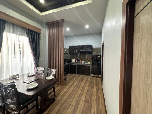 Il comprend un salon avec une table et une cuisine. dans l'établissement Luxury Private Pool Villa- Ao Nang Krabi, à Ao Nam Mao