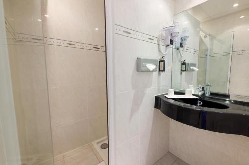 Bilik mandi di Hotel Saint Christophe