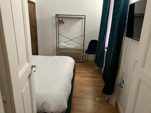 Carafa's Central Apartment by HHN في نابولي: غرفة نوم صغيرة مع سرير ومرآة