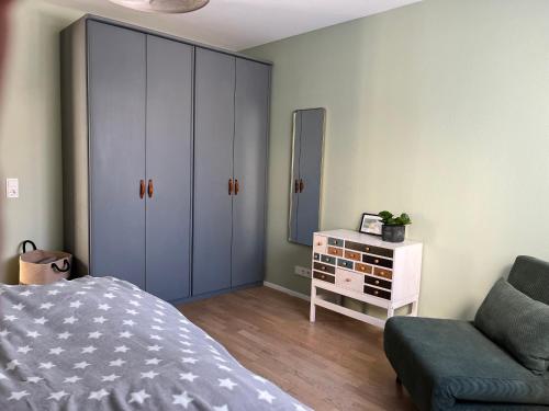 ein Schlafzimmer mit einem Bett, einem Sofa und einem Schrank in der Unterkunft Ferienhaus GOETHE49 in Rielasingen-Worblingen