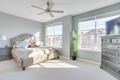 - une chambre avec un lit et un ventilateur de plafond dans l'établissement Cozy Colorado Abode Near Skiing, Golfing and Hiking!, à Littleton