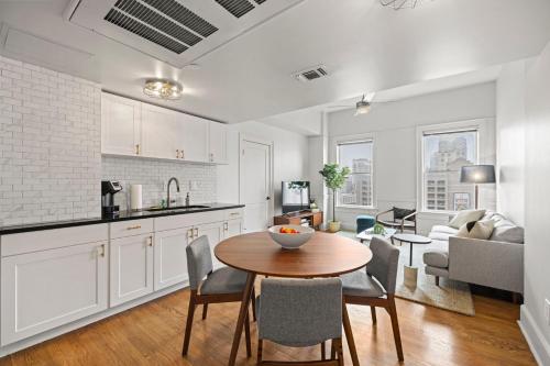 a kitchen and living room with a table and chairs at The Maverick, powered by Placemakr in San Antonio