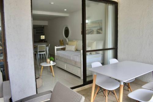 Habitación con cama, mesa y sillas. en GL luxury apartment 203 Bay Point, en San Andrés