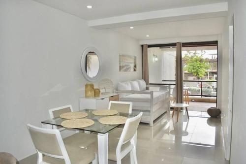 sala de estar con mesa, sillas y sofá en GL luxury apartment 203 Bay Point, en San Andrés