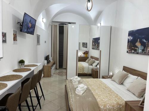 uma sala de estar com uma cama e uma sala com um quarto em G&Vhome em Catânia