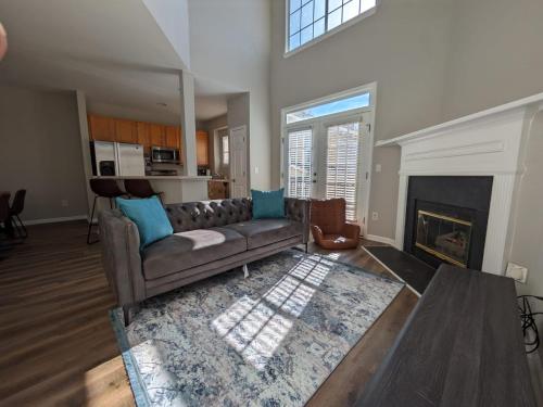 Uma área de estar em Spacious Luxury 3 Bedroom Townhouse in Summerhill, Downtown Atlanta