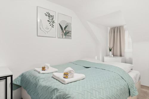 1 dormitorio con 2 camas y toallas. en PAKITO: Kassel Zentrum - Workstation - Stilvoll & Komfortabel, en Kassel