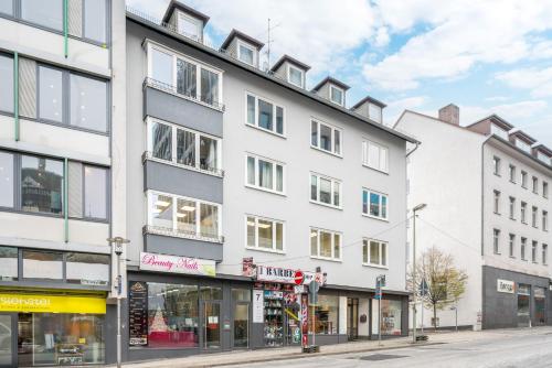 a large white building on a street corner at PAKITO: Kassel Zentrum - Workstation - Stilvoll & Komfortabel in Kassel