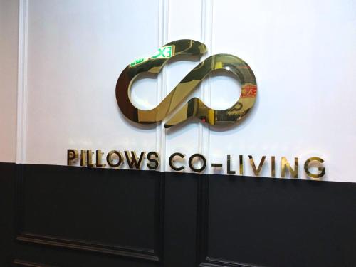 um sinal que diz Philips co vivendo em uma parede em Pillows CoLiving em Hong Kong