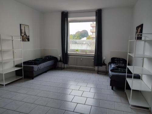 Zimmer mit 2 Betten und einem Fenster in der Unterkunft Monteurwohnung 6 P. Mönchengladbach Rheydt in Mönchengladbach