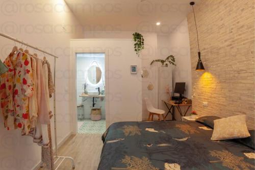 1 dormitorio con 1 cama y escritorio en una habitación en Artistic Designer Getaway - Digital Nomads + Couples, en Valencia