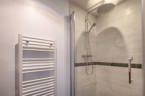 une douche avec une porte vitrée dans une salle de bain dans l'établissement Appartement pour 4 - 300m de la plage de la Baule, à La Baule