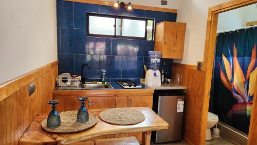 eine kleine Küche mit einem Tisch mit zwei Vasen darauf in der Unterkunft HARE O HAUPIANO in Hanga Roa