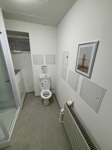 a small bathroom with a toilet in a room at Quartier Wenzelnberg work&stay in Langenfeld