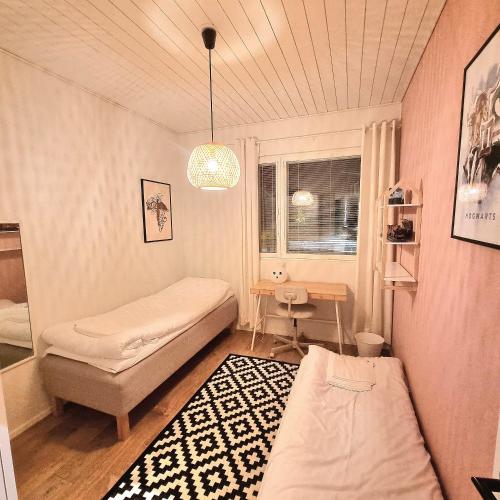 ein Schlafzimmer mit einem Bett und einem Schreibtisch. in der Unterkunft Gorgeous Arctic Lodge in Rovaniemi