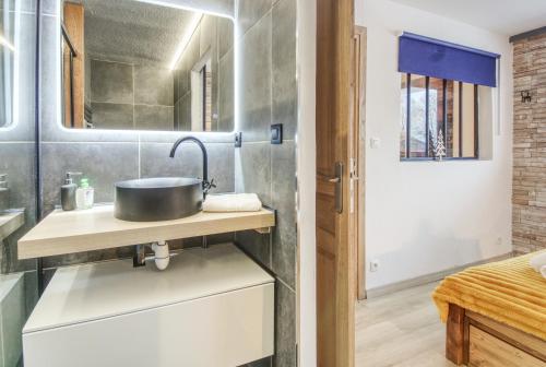 une salle de bain avec un lavabo et un miroir dans l'établissement Apartment Sierra, à Chamonix-Mont-Blanc