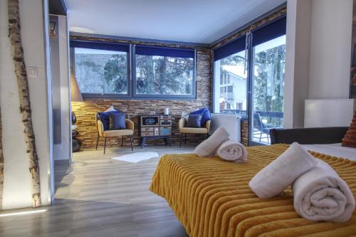 une chambre avec un grand lit avec des serviettes dessus dans l'établissement Apartment Sierra, à Chamonix-Mont-Blanc
