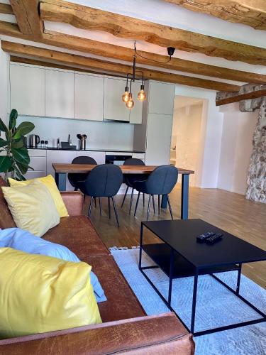 uma sala de estar com um sofá e uma mesa em Charmante Altstadtwohnung 3 OG em Solothurn