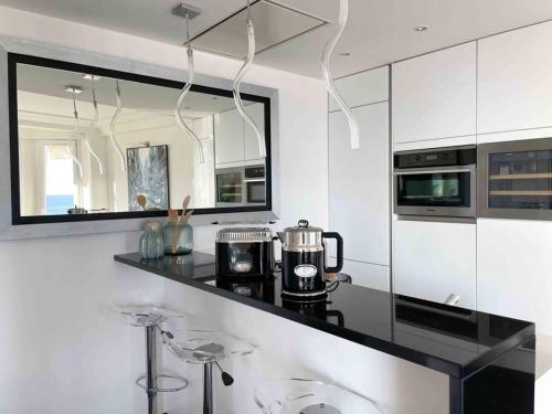 - une cuisine avec un comptoir et une cafetière dans l'établissement Stunning 2 bedroom flat with sea view on Croisette, à Cannes