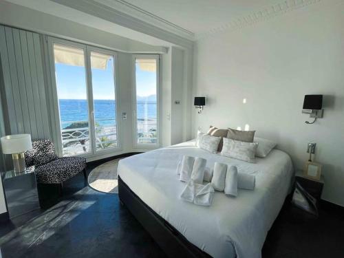 une chambre avec un grand lit avec vue sur l'océan dans l'établissement Stunning 2 bedroom flat with sea view on Croisette, à Cannes