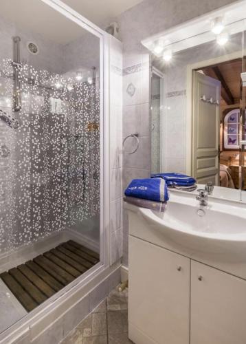 une salle de bain blanche avec une douche et un lavabo dans l'établissement Chalet Le Corti à Crest-Voland-Cohennoz, à Cohennoz