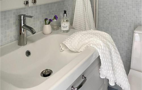 un lavabo con una toalla blanca. en Amazing Home In Sturk With Wi-fi en Sturkö