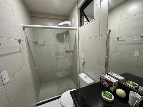 uma casa de banho com um chuveiro e um WC. em Corais do Mar 204 Novo na Jatiúca em Maceió