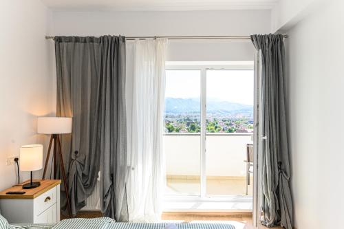 una camera da letto con una grande finestra con vista di Coresi Mountain View Brasov City a Braşov