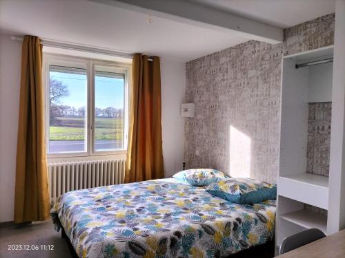um quarto com uma cama e uma grande janela em 2 SDB - 2 Chambres - 1 lit d'appoint enfants em Montaigu-Vendée