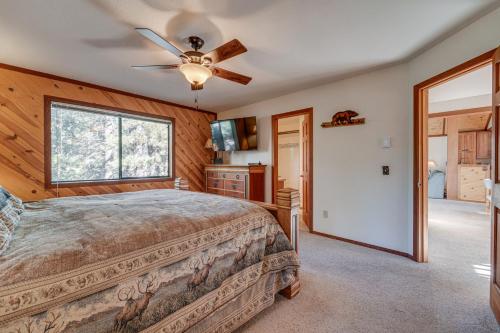 1 dormitorio con 1 cama y ventilador de techo en Pet-Friendly Home in Truckee with Balconies and Grill!, en Truckee