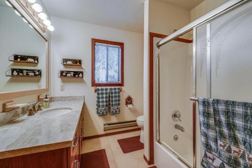 y baño con ducha, lavabo y aseo. en Pet-Friendly Home in Truckee with Balconies and Grill!, en Truckee
