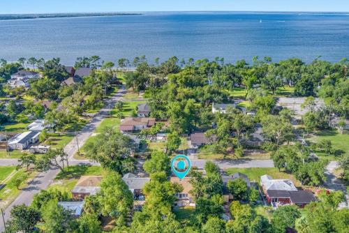 Gallery image of Down By The Bay w Hot Tub, 2 Blocks 2 Beaches, Game Room, Reading Nook, Dog-Friendly, Historic Charm in Panama City
