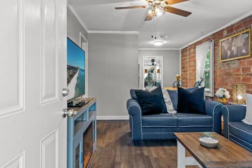Gallery image of Down By The Bay w Hot Tub, 2 Blocks 2 Beaches, Game Room, Reading Nook, Dog-Friendly, Historic Charm in Panama City
