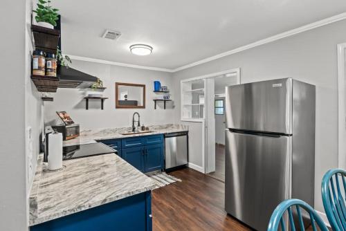 Gallery image of Down By The Bay w Hot Tub, 2 Blocks 2 Beaches, Game Room, Reading Nook, Dog-Friendly, Historic Charm in Panama City