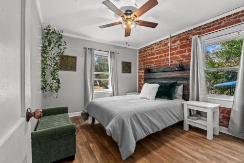 Gallery image of Down By The Bay w Hot Tub, 2 Blocks 2 Beaches, Game Room, Reading Nook, Dog-Friendly, Historic Charm in Panama City