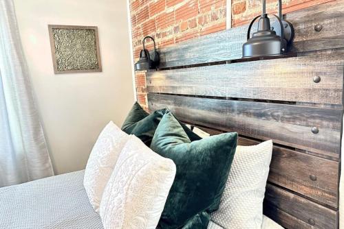 Gallery image of Down By The Bay w Hot Tub, 2 Blocks 2 Beaches, Game Room, Reading Nook, Dog-Friendly, Historic Charm in Panama City