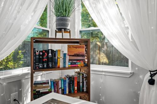 Gallery image of Down By The Bay w Hot Tub, 2 Blocks 2 Beaches, Game Room, Reading Nook, Dog-Friendly, Historic Charm in Panama City