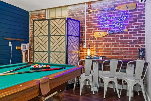 Gallery image of Down By The Bay w Hot Tub, 2 Blocks 2 Beaches, Game Room, Reading Nook, Dog-Friendly, Historic Charm in Panama City