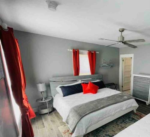 - une chambre avec un lit et des rideaux rouges dans l'établissement 3-bed Downtown Augusta Hideaway, à Augusta