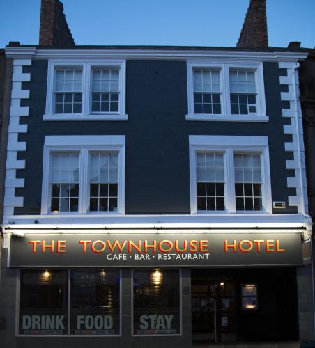 アーブロースにあるThe Townhouse Hotelのトーテナムハウスホテルの看板が書かれた大きな黒い建物
