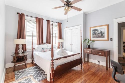sypialnia z łóżkiem, biurkiem i wentylatorem w obiekcie Charming Midtown Memphis 1BR w mieście Memphis