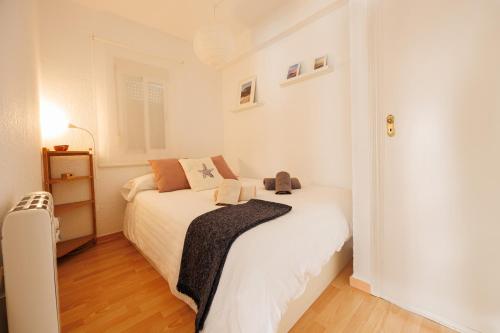 a bedroom with a white bed in a room at Vistes al mar Ideal per parelles i teletreball in Blanes