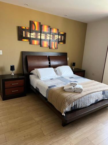 1 dormitorio con 1 cama con 2 toallas en Torre Isos en Cochabamba