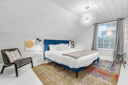 1 dormitorio con 1 cama, 1 silla y 1 ventana en Lakeside Bliss Breathtaking View, en Port Hope