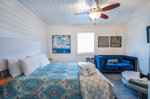 una camera da letto con un letto e un divano blu di The Folly Feeling 1 Block to Beach a Folly Beach