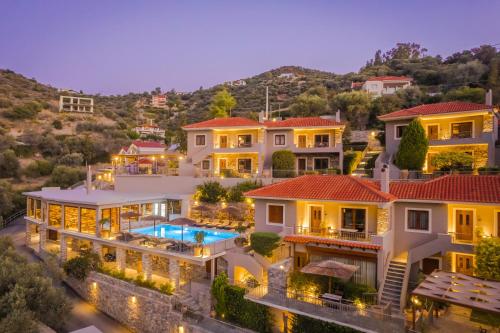 una vista aérea de una casa con piscina en Paramithenio Village Beach Resort & Spa, en Agioi Apostoli
