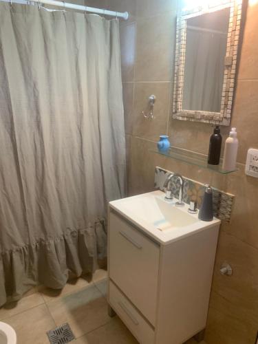 baño con lavabo y cortina de ducha en AQUI ES 3!! en Banfield