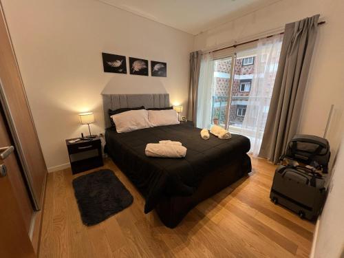 1 dormitorio con 1 cama con 2 toallas en DEPARTAMENTO ENTERO CON SERVICIOS excelente en Buenos Aires