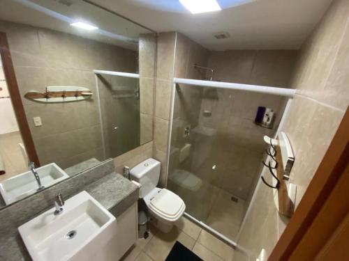 y baño con aseo, lavabo y ducha. en Porto Brasil Resort, en Parnamirim