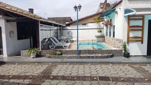 dom z basenem na dziedzińcu w obiekcie Pousada Costa da Praia w mieście Praia Grande